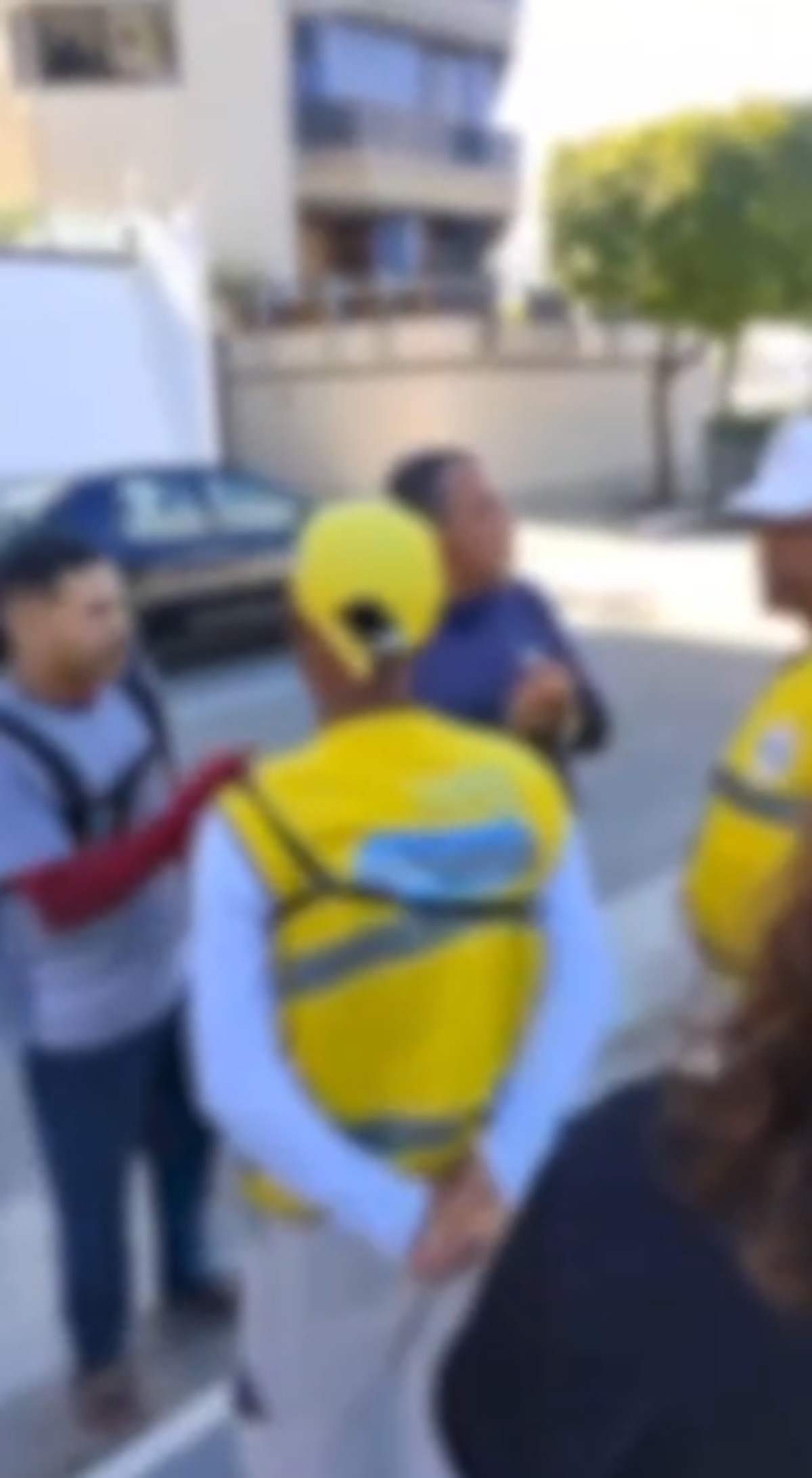 Entregadores se mobilizam em frente a condomínio após pedido cancelado em Maceió; VÍDEO