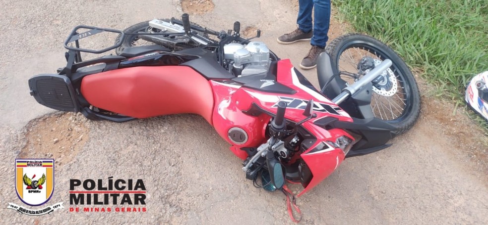 Casal fica ferido após moto ser atingida por carro e motorista fugir na AMG-1615, em Cristais, MG — Foto: Polícia Militar Rodoviária