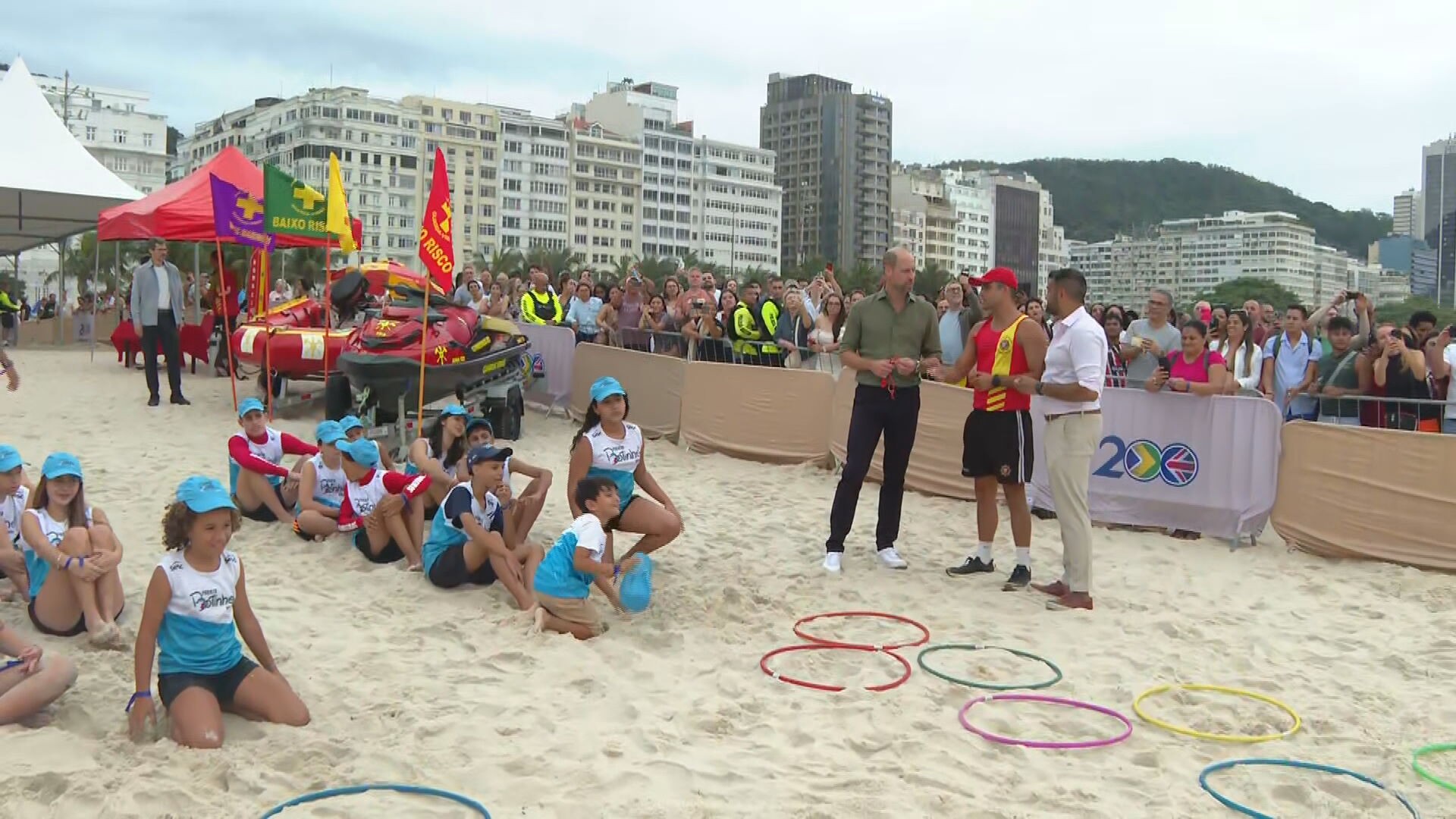 Príncipe William visita a Praia de Copacabana, acompanha simulação de resgate no mar e joga vôlei com jovens