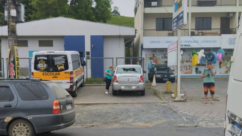 Pedra de explosão tardia quebra vidro de carro em Blumenau — Foto: Valdelir Pinheiro/Arquivo pessoal