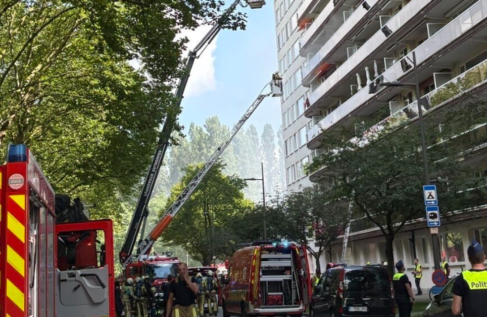 Policiais e bombeiros da Antuérpia, na Bélgica, combatem incêndio em prédio residencial em 1º de julho de 2026. — Foto: Divulgação/Polícia da Antuérpia