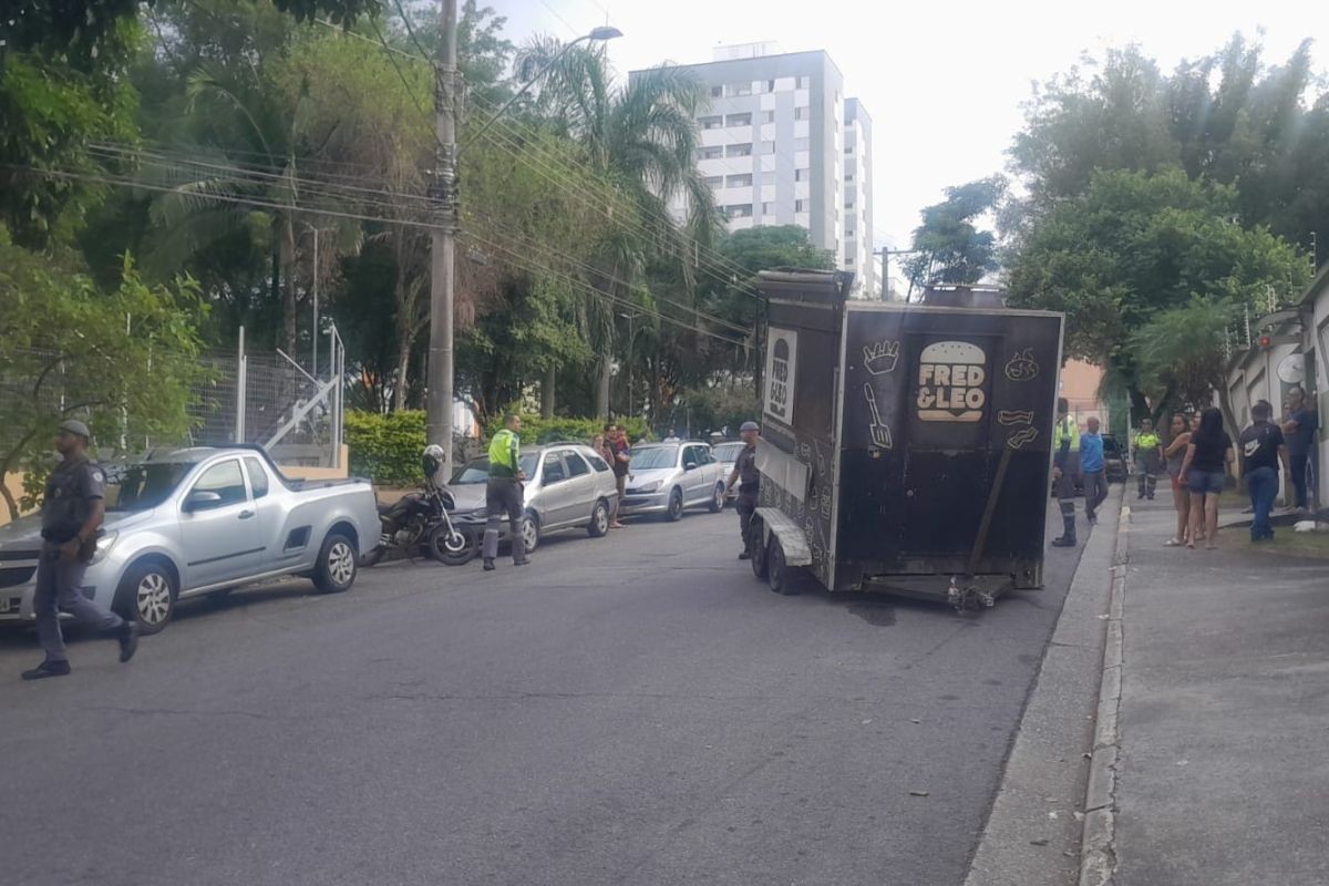 Entregador fica ferido após ser atingido por trailer que se soltou de carro em São José dos Campos