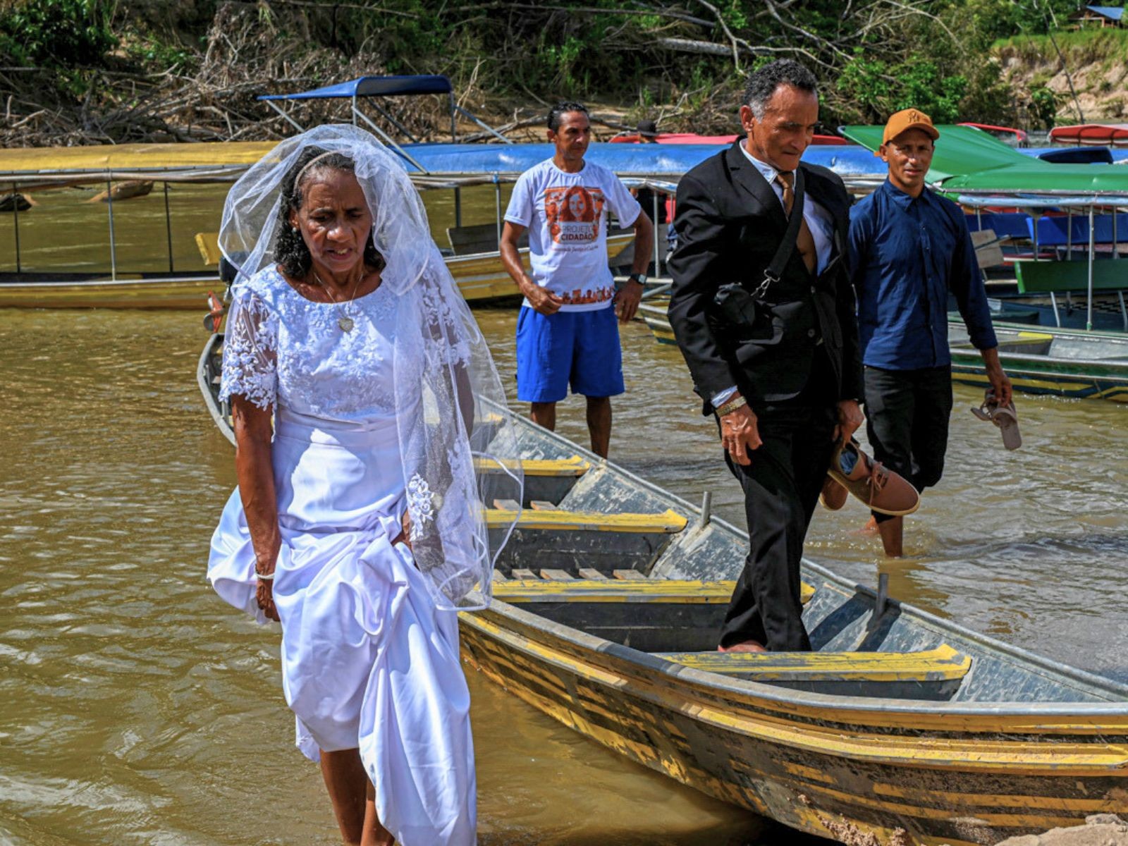 Casal ribeirinho oficializa união na mesma cerimônia que os três filhos no Acre: 'Sonho'