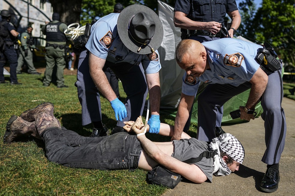 Policiais prendem estudante durante manifestação na Universidad de Emory, nos EUA, em 25 de abril — Foto: Mike Stewart/AP