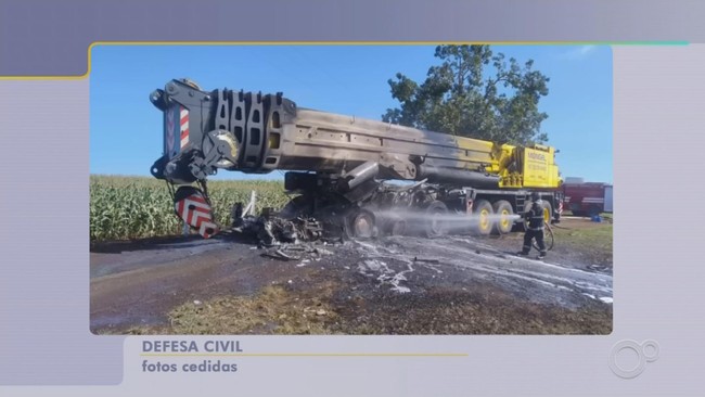 Guindaste de R$ 36 milhões pega fogo na Rodovia Raposo Tavares em Cândido Mota