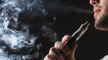 Proibido no Brasil, uso de cigarro eletrônico gera preocupação