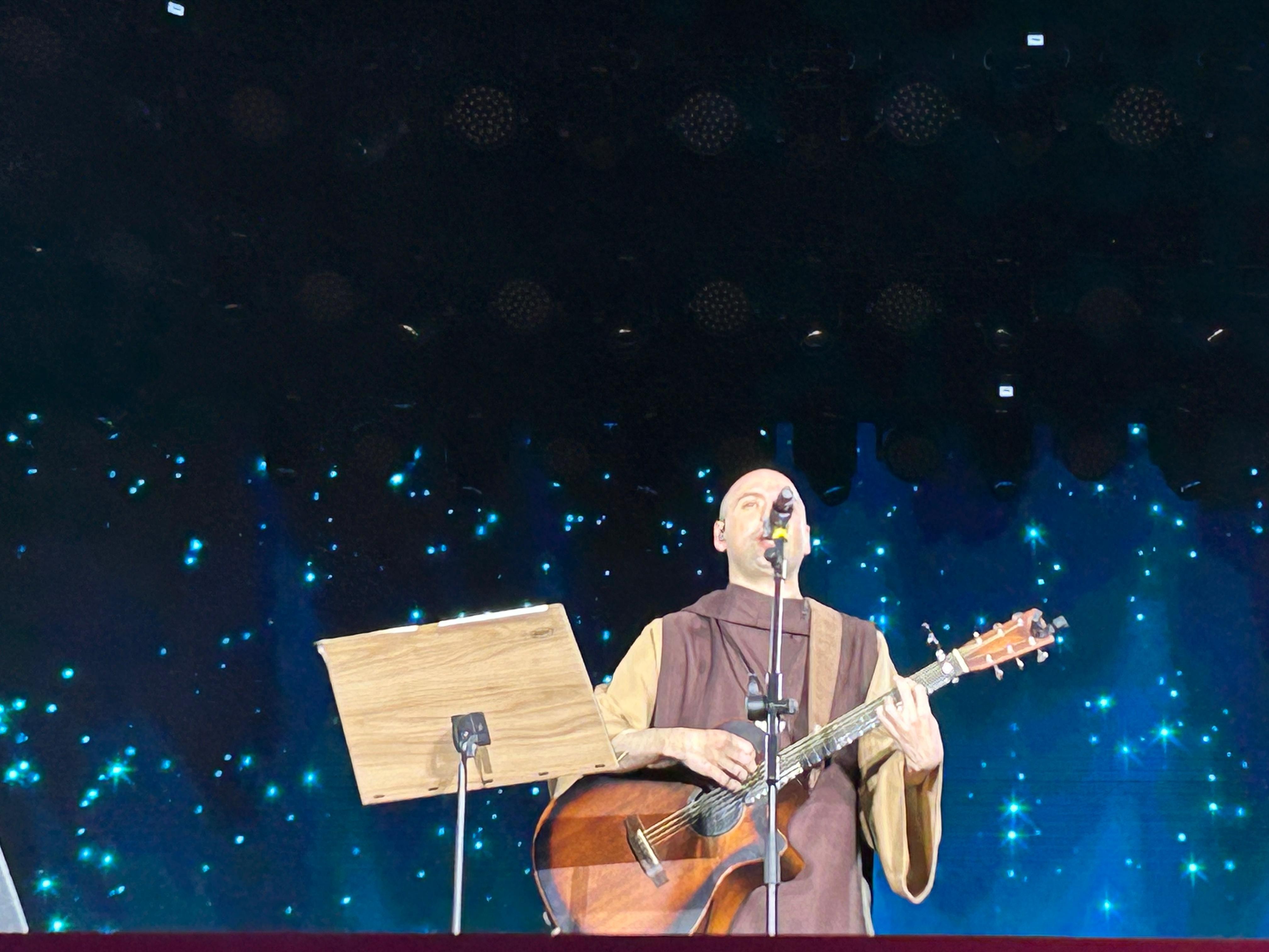 Frei Gilson faz história na Festa de Barretos com pegada de religioso popstar em noite de oração para 60 mil pessoas 
