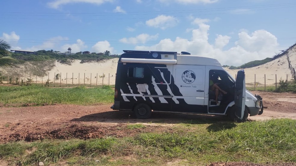 Casal mora em motorhome que estava estacionado no trecho do acidente — Foto: Sérgio Henrique Santos/Inter TV Cabugi