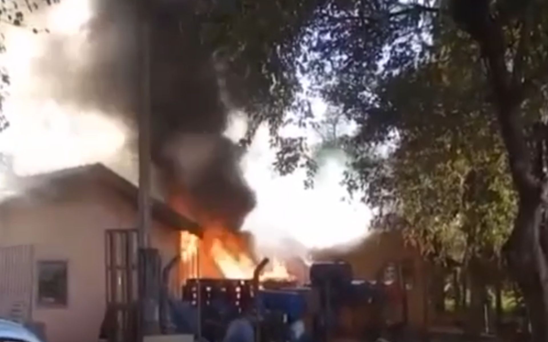 Incêndio atinge pneus e materiais recicláveis em depósito de paletes às margens de rodovia 