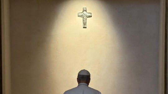 Leão XIV visita Basílica de Santa Maria Maggiore, onde está sepultado o papa Francisco - Mais cedo, o pontífice americano teve seu primeiro encontro com todos os cardeais, na Santa Sé, e disse que pretendia seguir o caminho trilhado por seu antecessor.