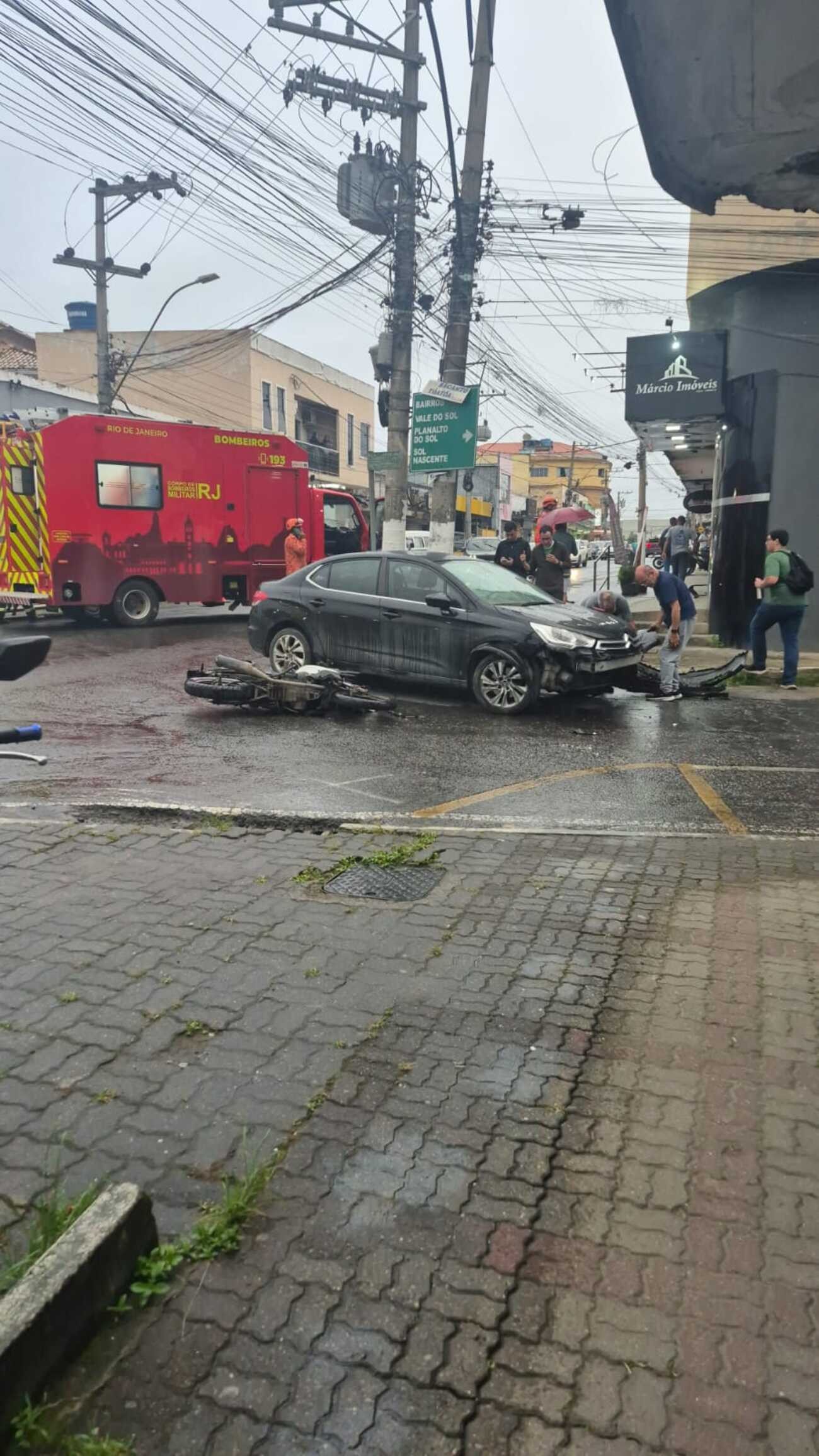 Acidente entre carro e moto deixa jovem ferido em Pinheiral