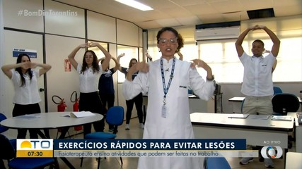 Fisioterapeuta ensina atividades que podem ser feitas no trabalho