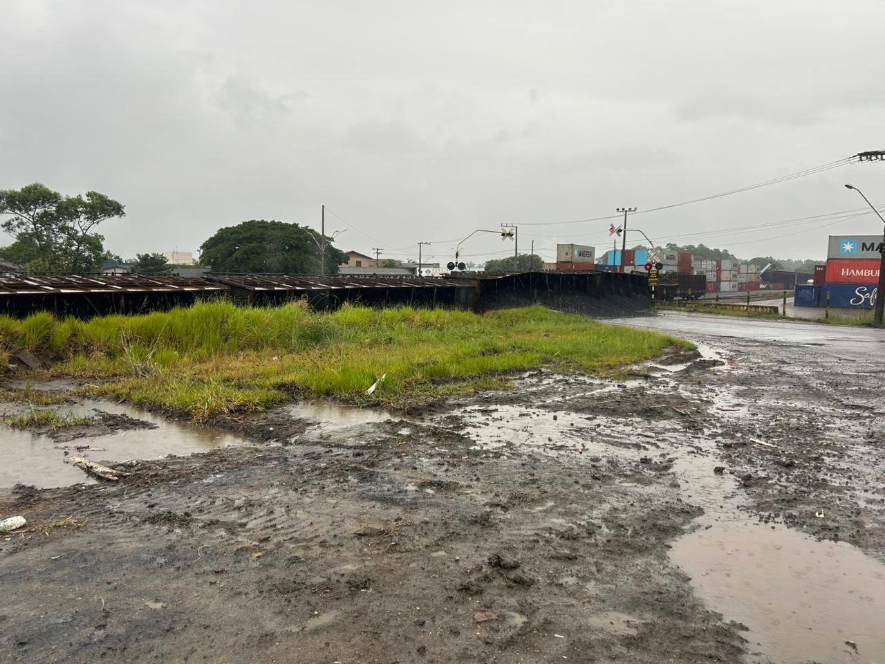 Cinco vagões de trem que levavam carvão tombam em interditam rua de Criciúma (SC)