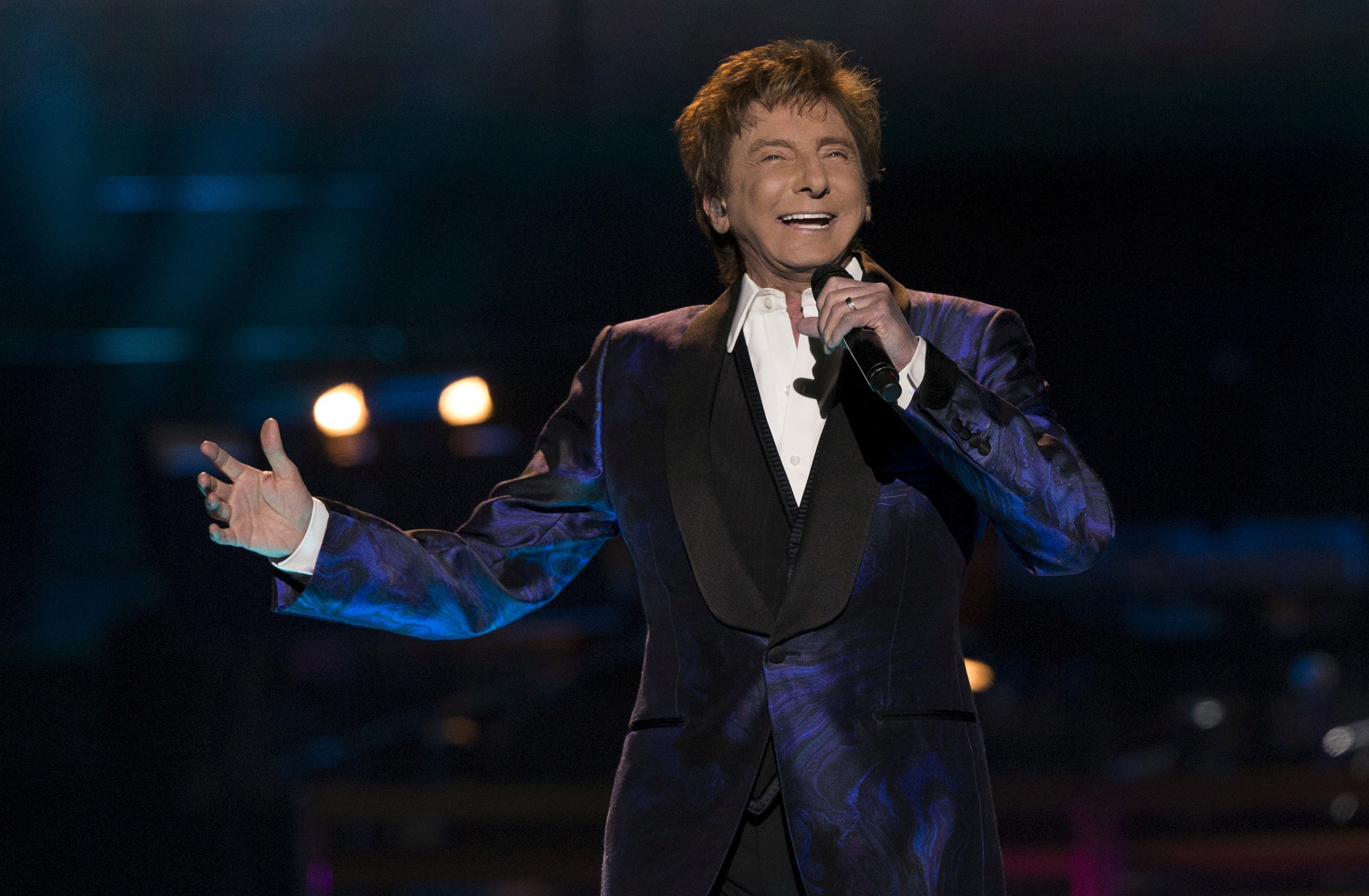 Barry Manilow vai passar por cirurgia para tratamento de câncer de pulmão