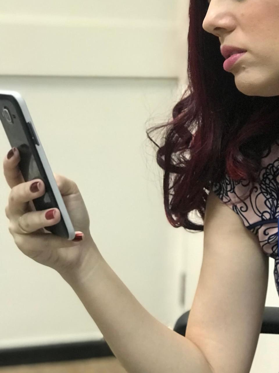 Equatorial Maranhão alerta para os riscos de usar celular enquanto carrega