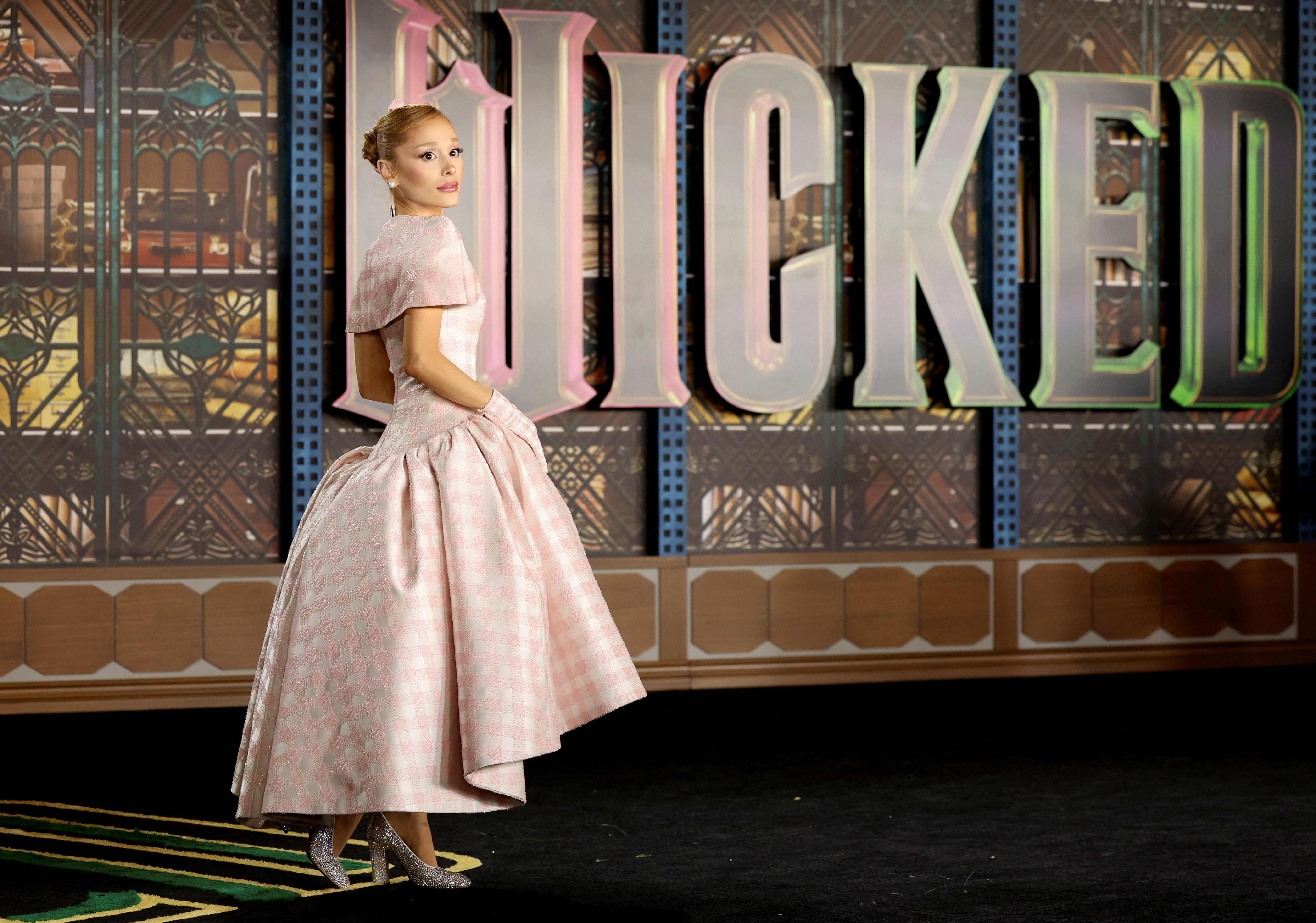 Ariana Grande tem problema em voo e cancela vinda ao Brasil para lançamento de 'Wicked: Parte 2'