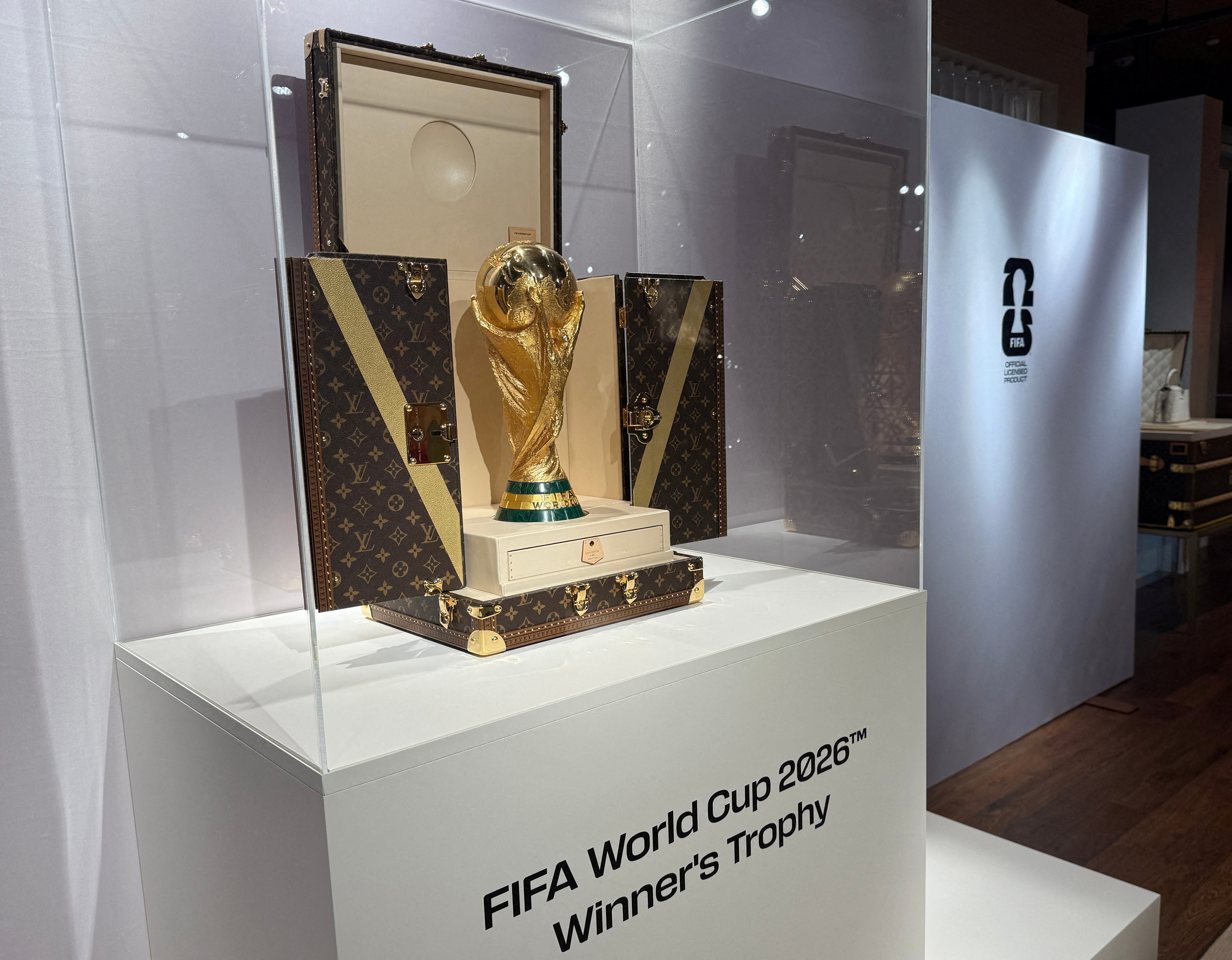 Taça da Copa do Mundo chegará ao estádio da final em um baú personalizado da Louis Vuitton; FOTOS
