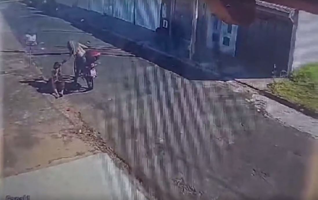 Vídeo: Ladrão agride mulher, rouba moto e tenta arrancar capacete da cabeça da vítima em Franca, SP