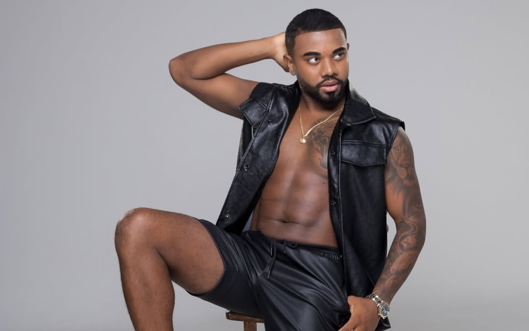 Davi Brito brinca com resultado de lipo HD: 'Alguém quer lavar roupa?'