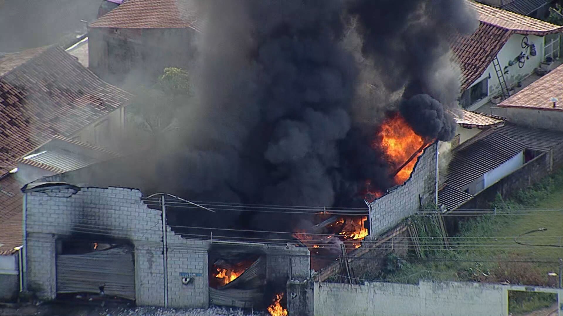 Incêndio destrói depósito de borracharia em Ibirité, na Grande BH