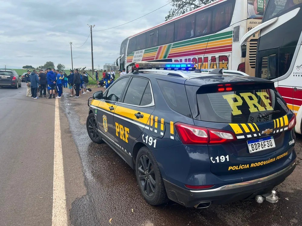 PRF estima que mais de 100 ônibus com torcedores do Boca Juniors passaram ou vão passar pela Dutra
