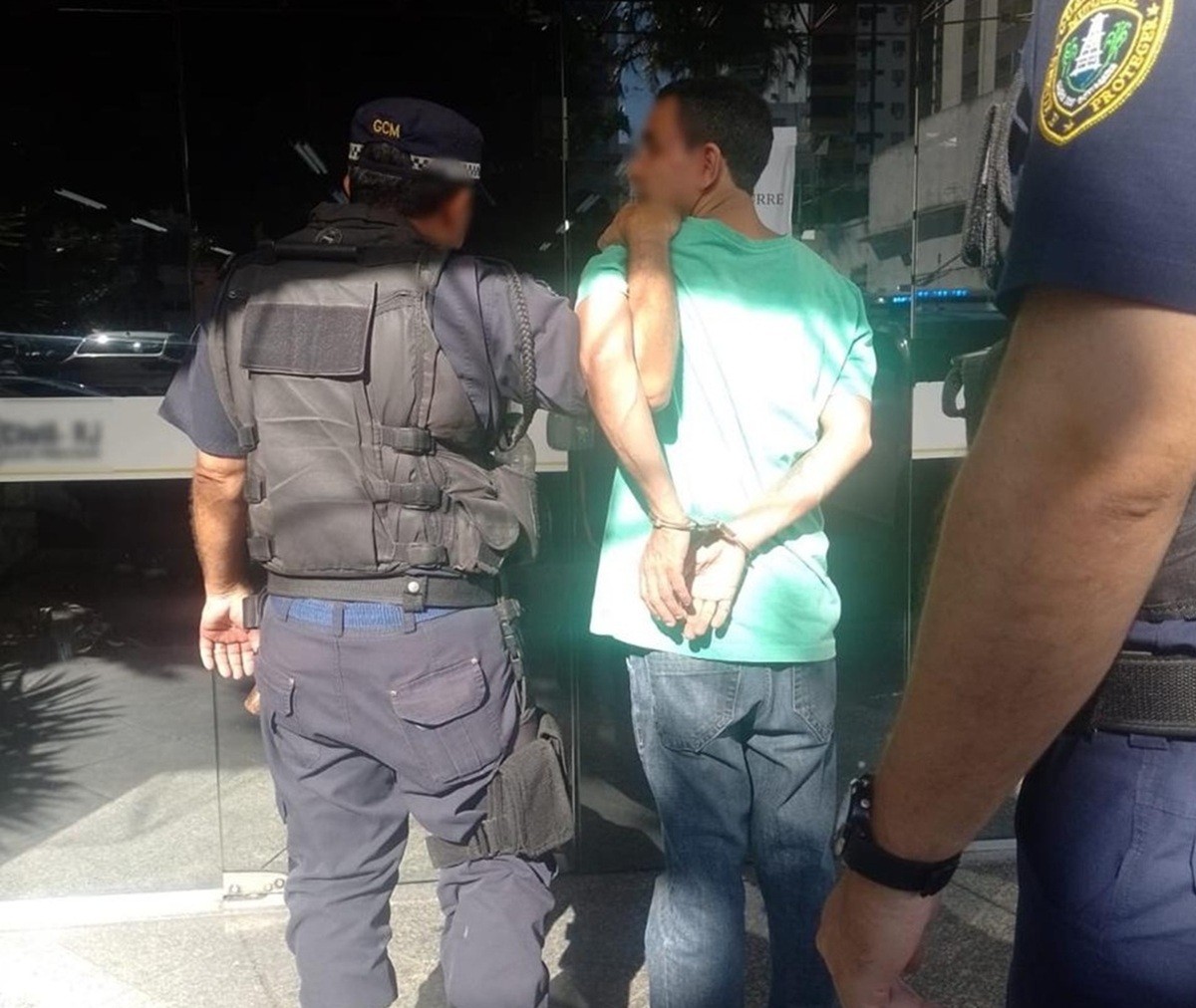 Homem é preso após furtar televisão e trocar de roupa entre lojas para evitar reconhecimento em Campos