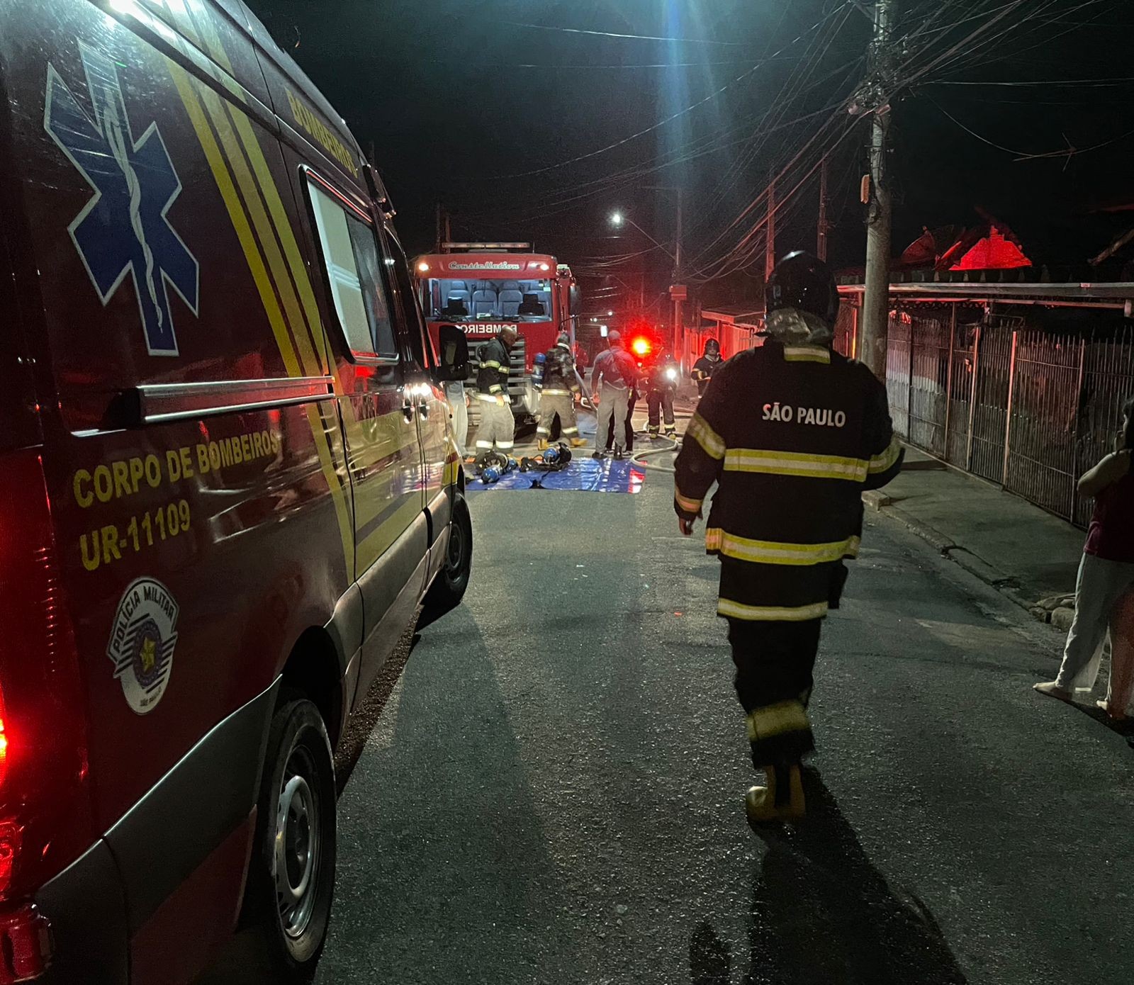 Incêndio em casa assusta moradores do Jardim Ismênia, em São José dos Campos