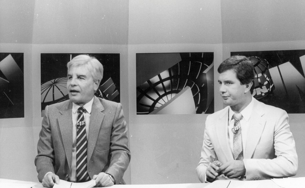 Cid Moreira e Celso Freitas no Jornal Nacional — Foto: Acervo/TV Globo