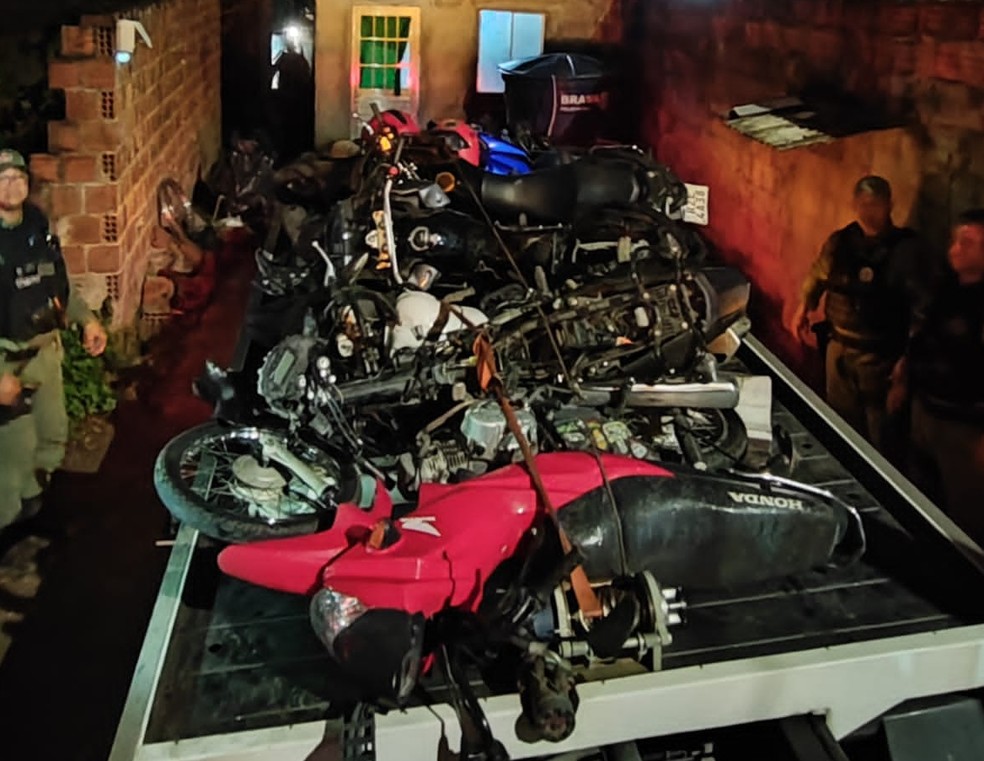 Motos e peças roubadas foram apreendidas no bairro de Dois Unidos, no Recife — Foto: Divulgação/PMPE