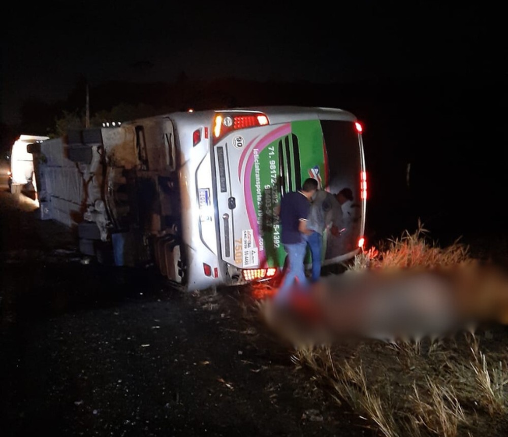 Quatro pessoas morrem e pelo menos 15 ficam feridas após ônibus de turismo tombar em rodovia na Bahia Transporte saiu de Aracaju, em Sergipe, e tinha como destino a cidade de Madre de Deus, na Bahia.