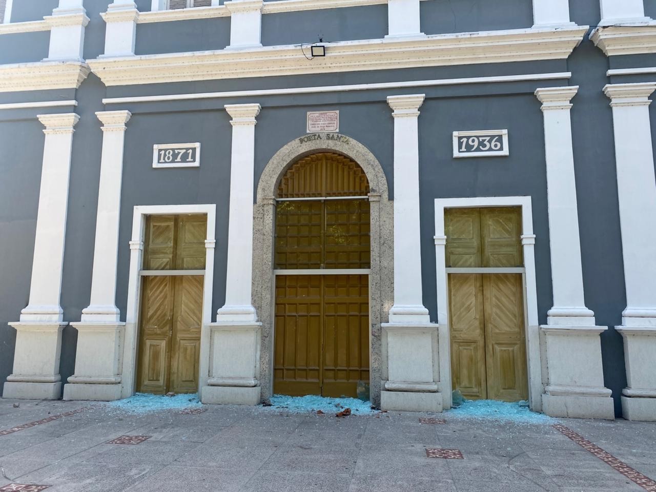 Prejuízo de vidros quebrados na Catedral de Teresina são estimados em até R$ 26 mil