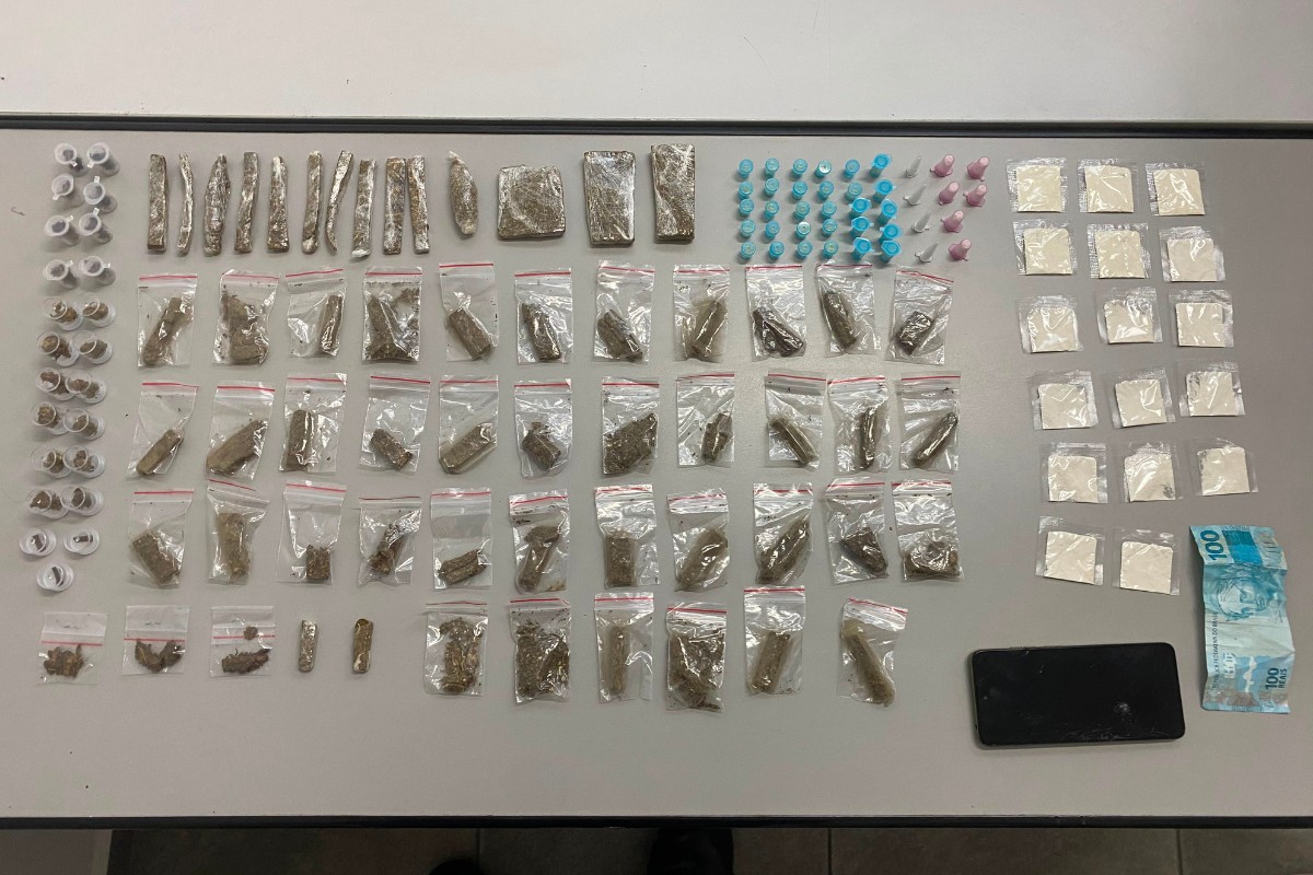 Dupla é detida por suspeita de tráfico de drogas em Bom Jesus dos Perdões; PM encontra 27 porções de cocaína e 58 de maconha