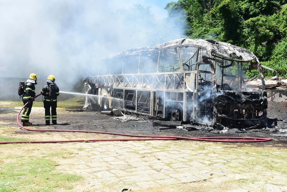 Ônibus de turismo do Rio de Janeiro pega fogo em Vitória, Espírito Santo. — Foto: Ricardo Medeiros
