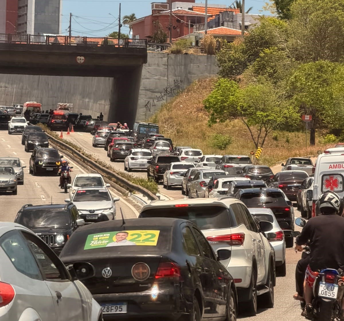 Duas pessoas ficam feridas em acidente envolvendo cindo veículos na BR-230, em João Pessoa