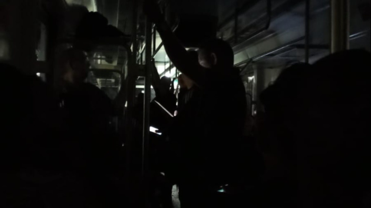 Trens são afetados por queda de energia no RJ; passageiros relatam vagões apagados e estações lotadas