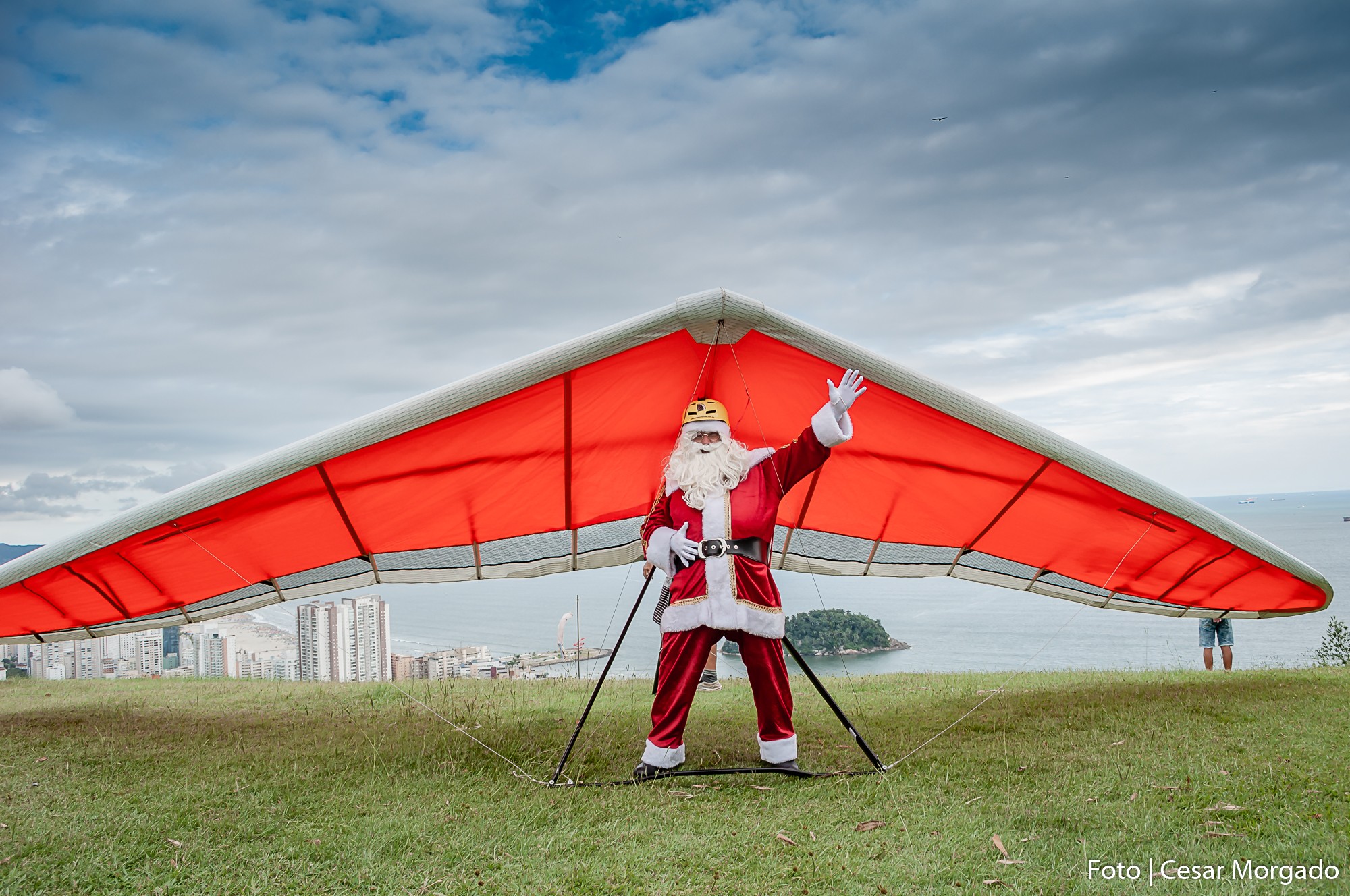 Papai e Mamãe Noel radicais saltam de parapente no litoral de SP; veja programação 