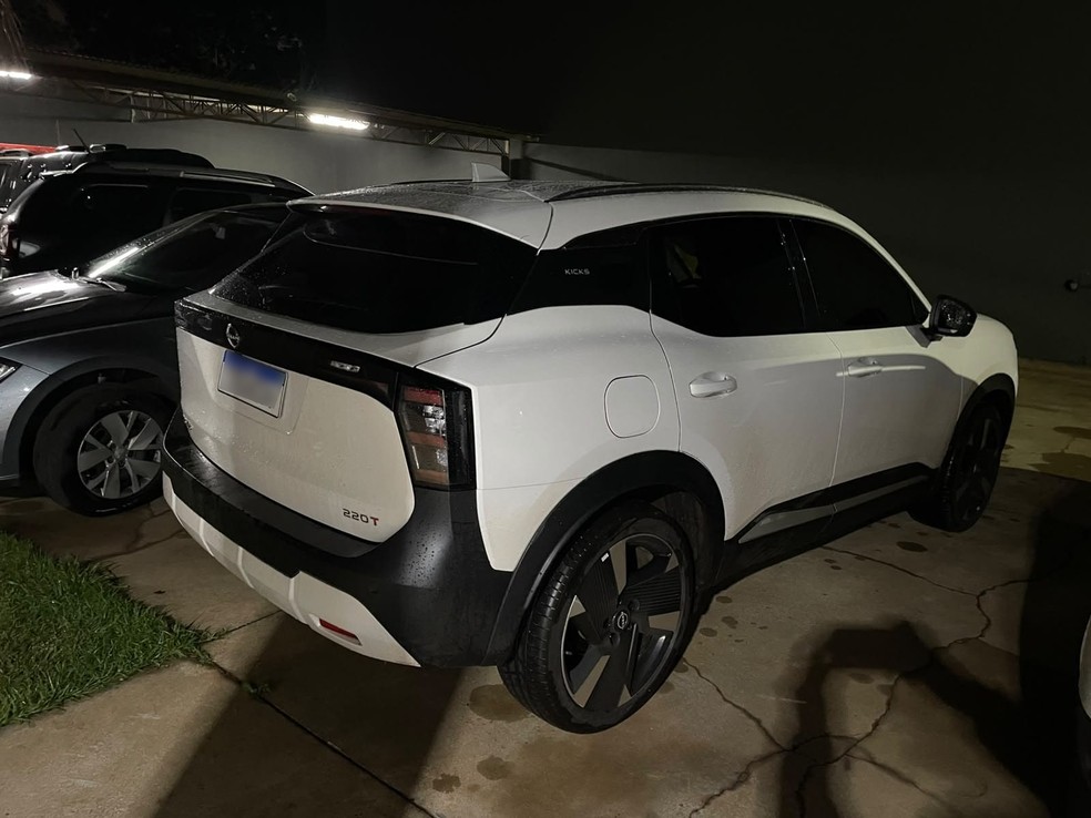 Carro em que João Romeiro foi encontrado ferido. — Foto: Reprodução