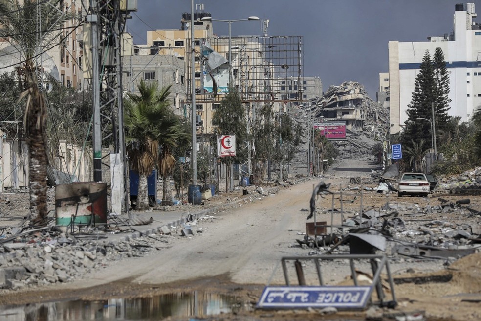 Edifícios destruídos causados pelos ataques aéreos israelenses em curso na Cidade de Gaza, sábado, 28 de outubro de 2023. — Foto: AP Photo/Abed Khaled