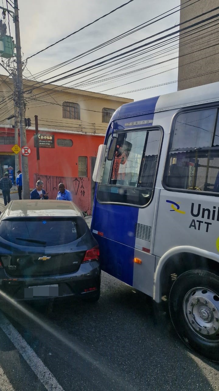 Acidente entre ônibus e carro complica trânsito no Centro de Mogi das Cruzes