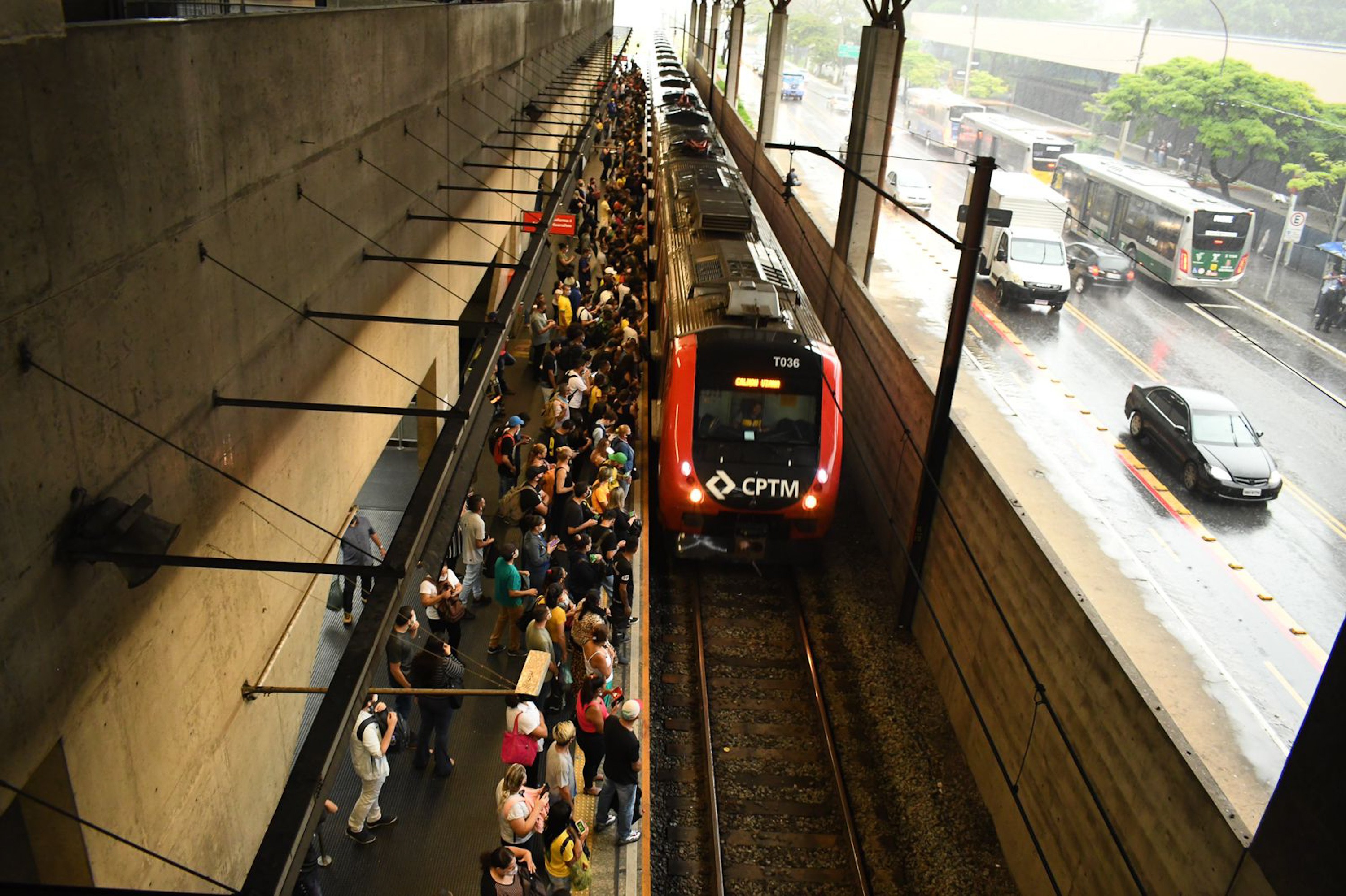 Falha em pantógrafo de trem provoca circulação em via única e intervalos maiores na Linha 12-Safira da CPTM