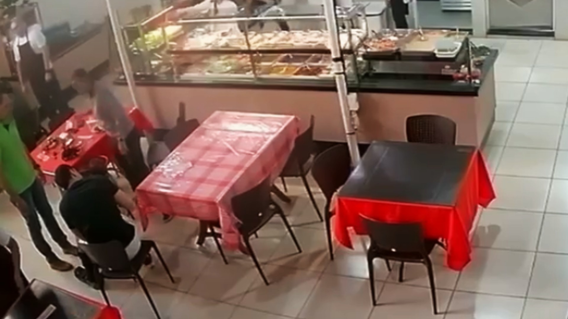 VÍDEO: Bombeiro de folga salva criança engasgada em restaurante de Uberlândia