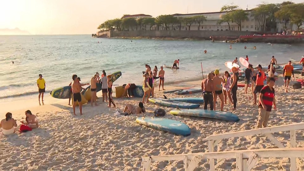 Seop determina saída da água de praticantes de stand up paddle em Copacabana — Foto: Reprodução/ TV Globo