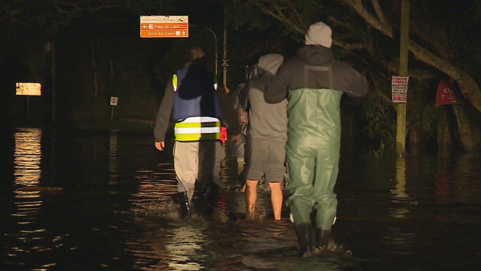 Evacuação do Lami durante enchente em Porto Alegre — Foto: RBS TV/Reprodução