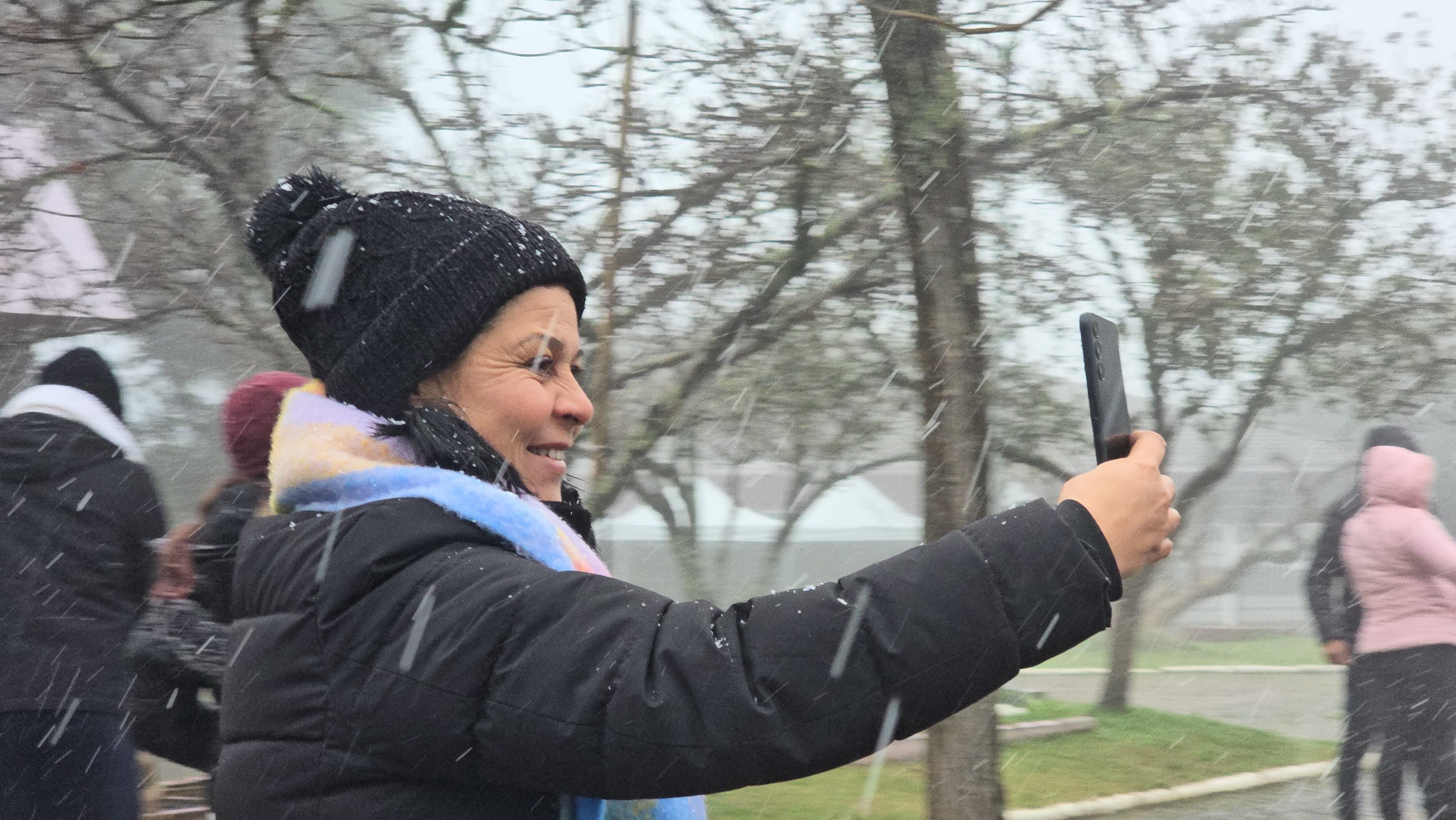 Terceira neve do ano em SC faz turistas levantarem cedo para curtir fenômeno na Serra