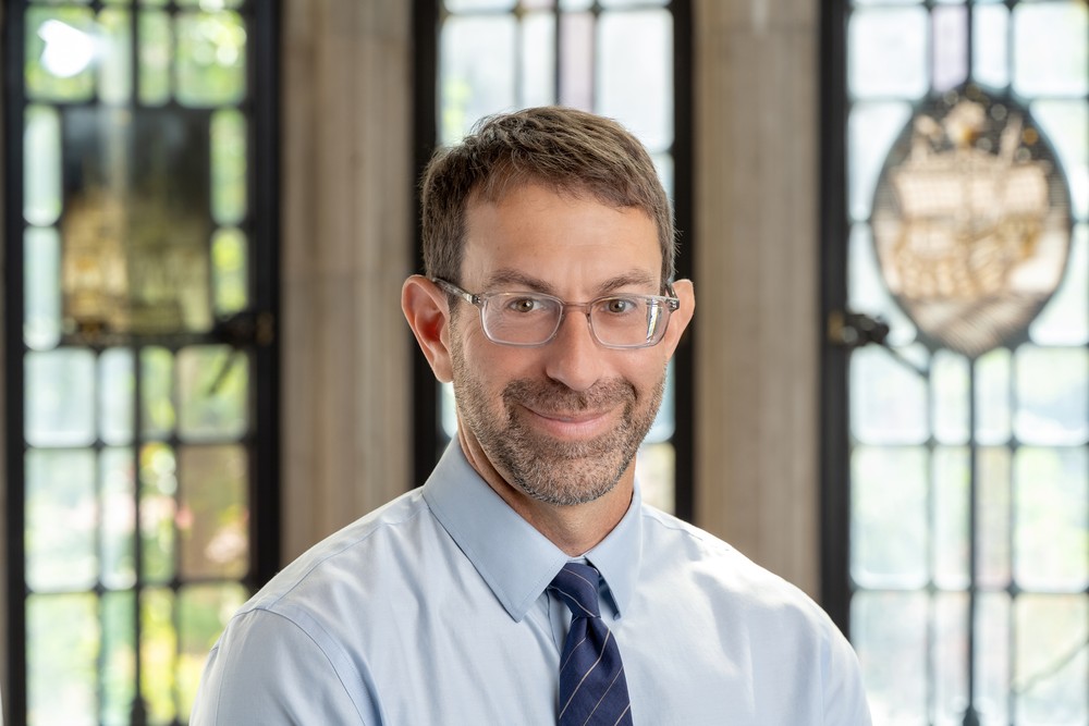Professor de Yale propõe aposentadoria obrigatória para combater a concentração de poder nas mãos de idosos