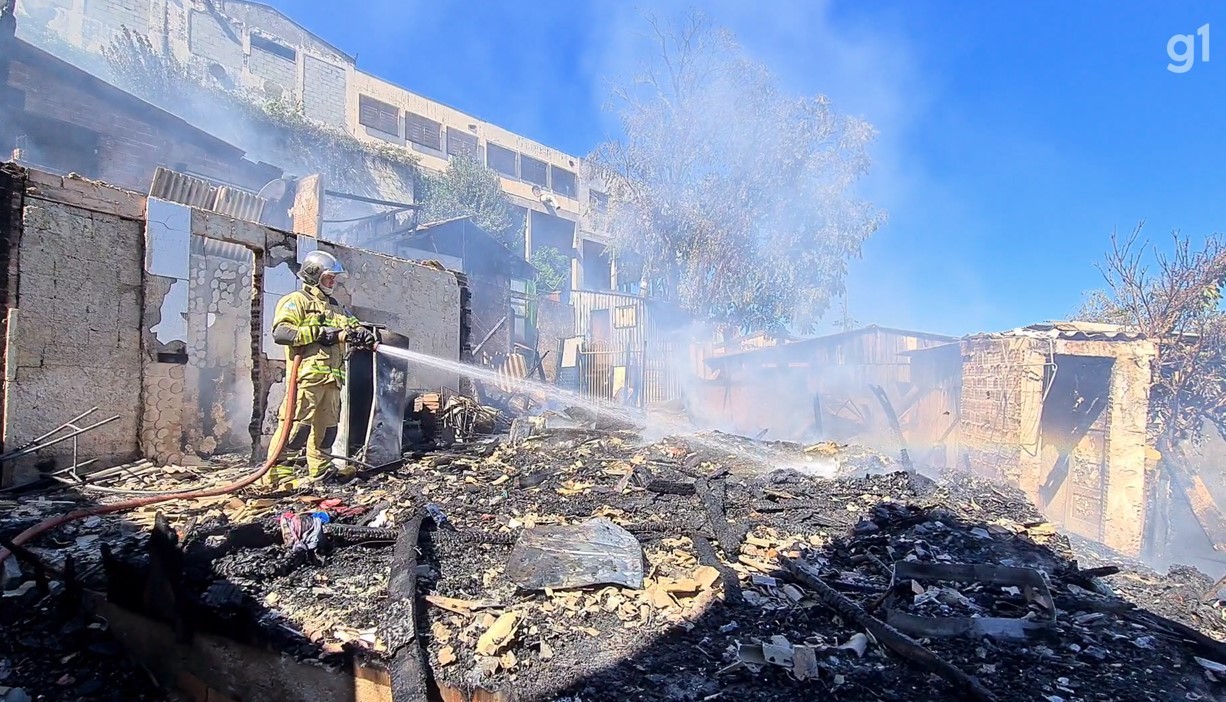 Incêndio destrói seis casas em Curitiba e deixa mulher ferida