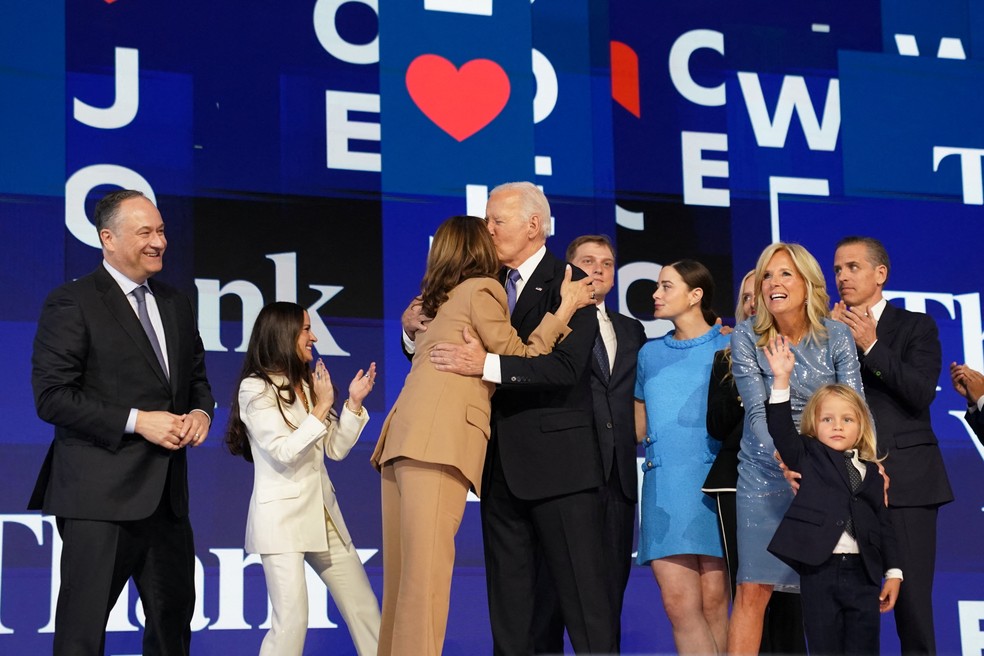 Joe Biden abraça e beija Kamala Harris após discurso na convenção democrata, em 19 de agosto de 2024 — Foto: REUTERS/Kevin Lamarque