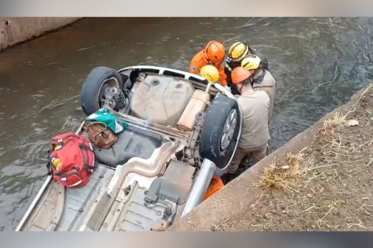 Mulher é salva após perder controle de carro e cair em córrego em MS