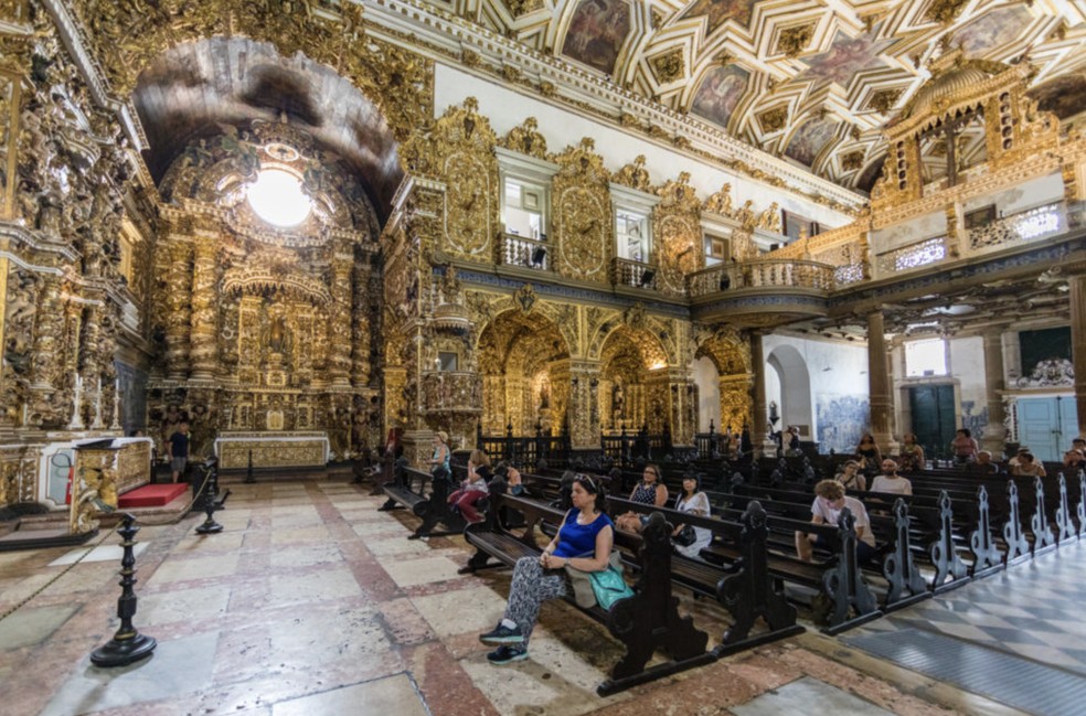Turistas na Igreja de São Francisco de Assis, no Centro Histórico de Salvador — Foto: Fábio Marconi/Divulgação PMS