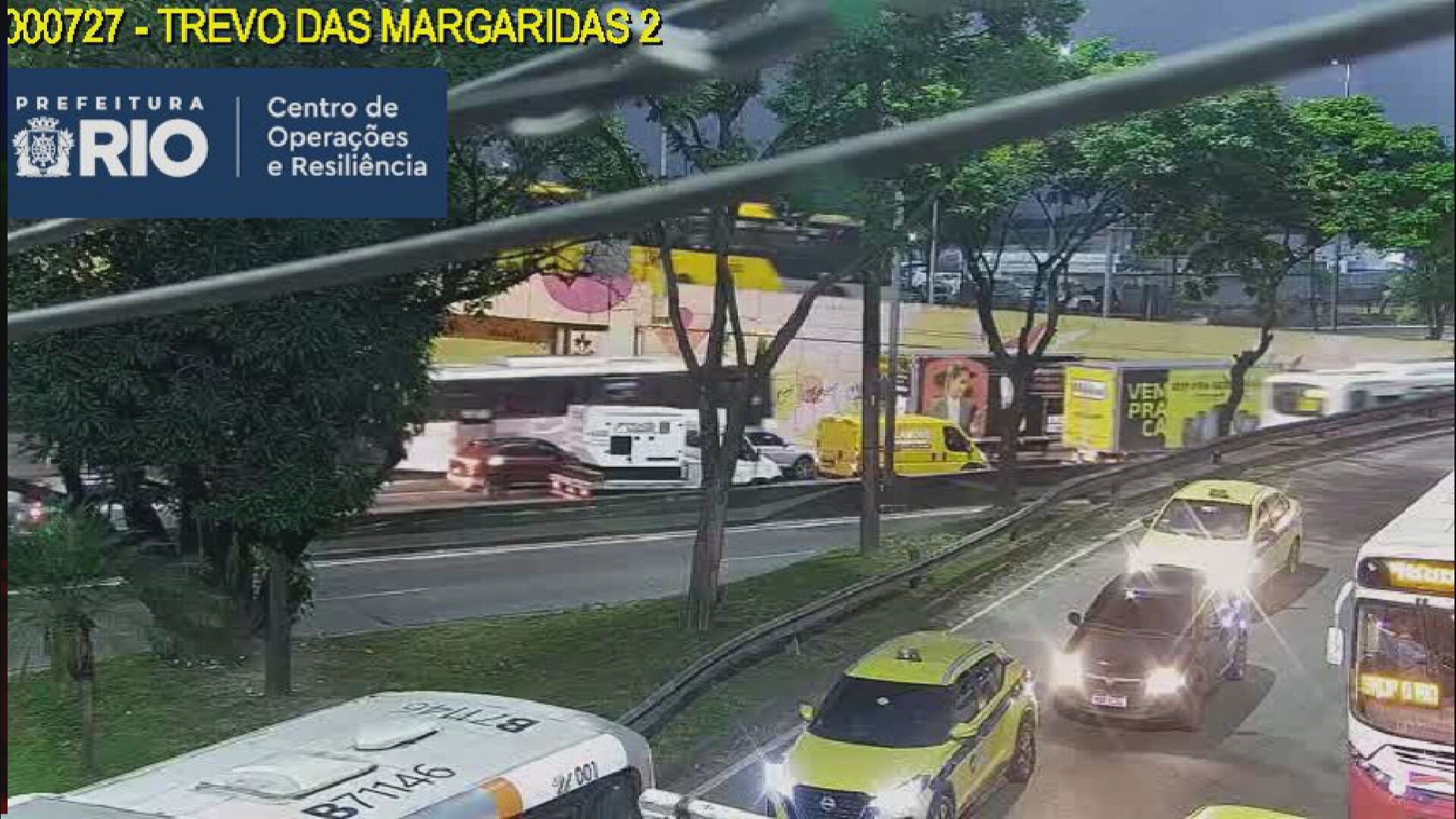 Dois caminhões batem na Avenida Brasil; acidente tem reflexos no trânsito